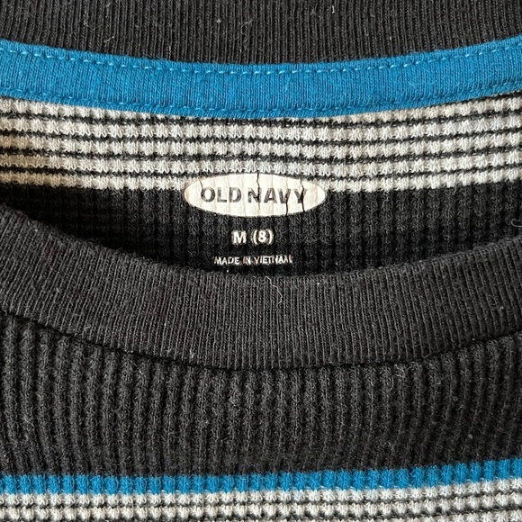 Old Navy Black and Gray Long Sleeve Tees 3 Pack Boy - Picture 6 of 8